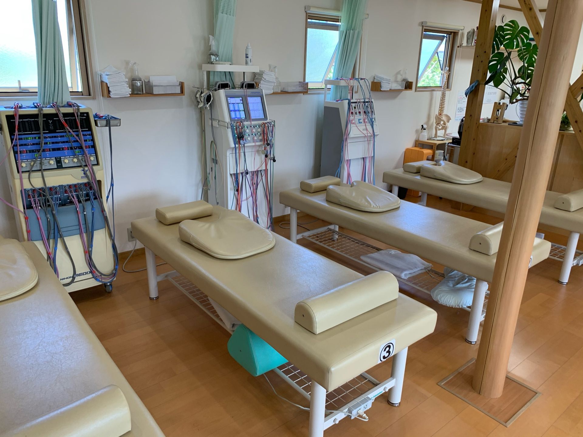 施術ベッドと治療機器が並ぶ施術室